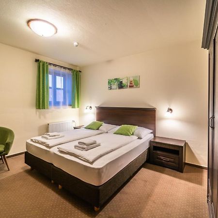 Hotel Koruna براكتايس المظهر الخارجي الصورة